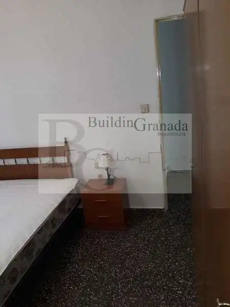 Habitación de Piso de alquiler en Granada con Terraza y Microondas