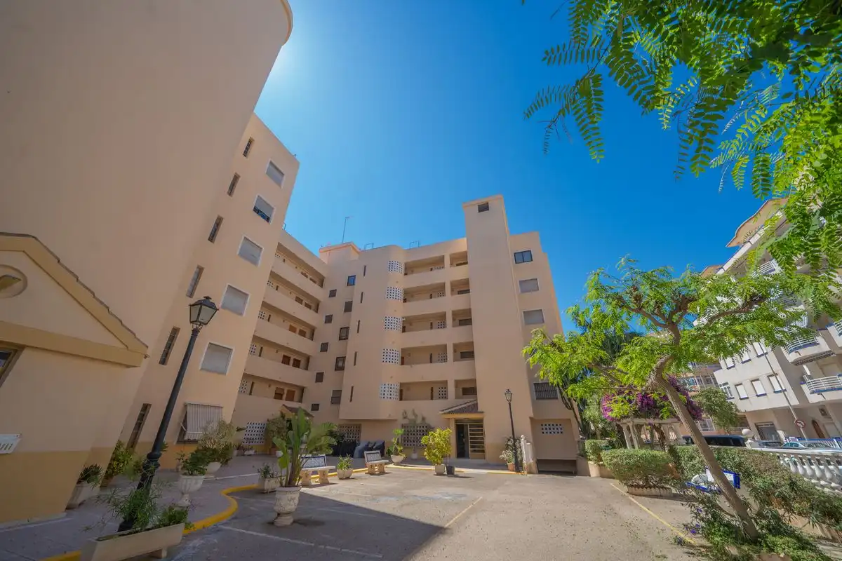 Vista exterior de Pis en venda en Guardamar del Segura amb Calefacció, Jardí privat i Terrassa