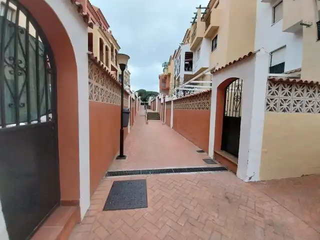 Außenansicht von Wohnung zum Verkauf in Manilva mit Privatgarten, Terrasse und Gemeinschaftspool