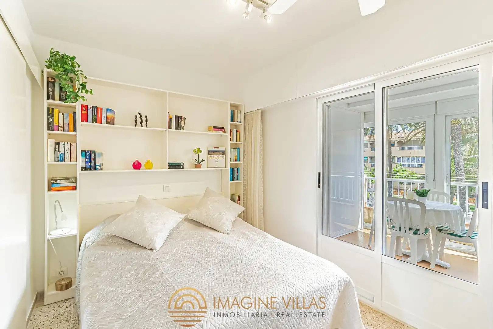 Habitación de Apartamento en venta en La Manga del Mar Menor con Amueblado y Piscina comunitaria