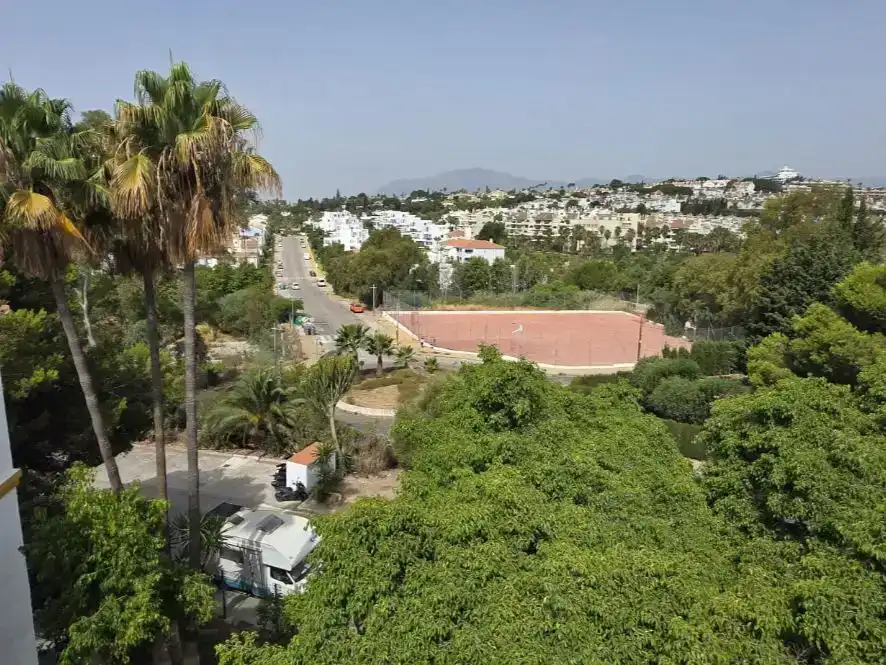 Vista exterior de Pis de lloguer en Estepona amb Aire condicionat, Piscina i Balcó