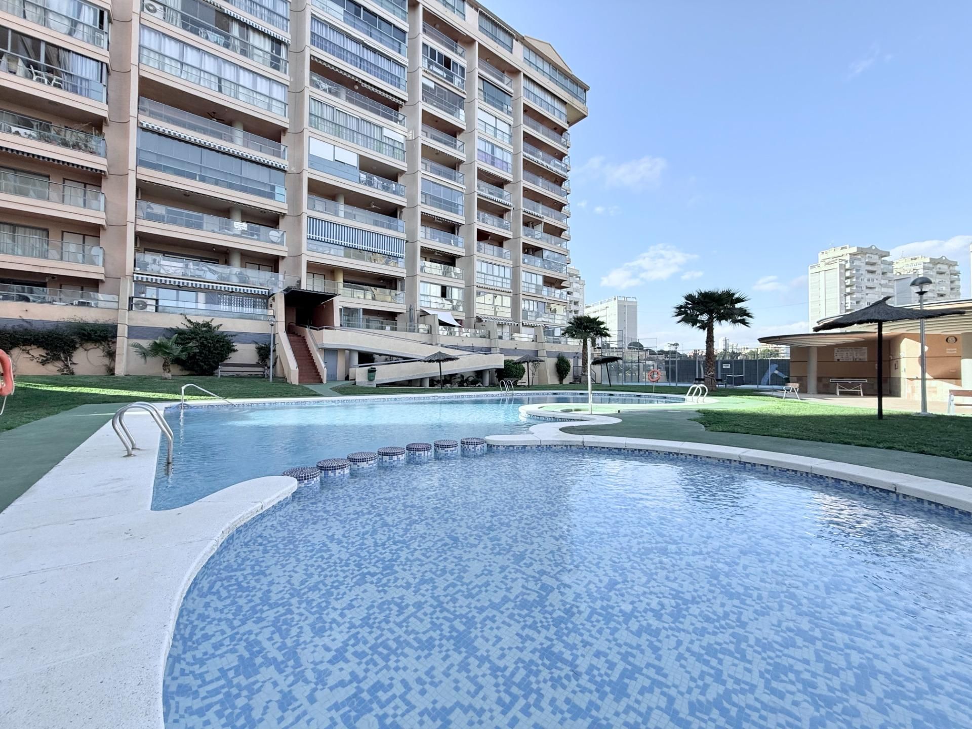 Piscina de Pis en venda en Villajoyosa / La Vila Joiosa amb Jardí privat, Terrassa i Piscina comunitària