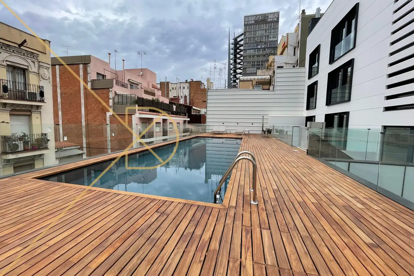 Schwimmbecken von Wohnung zum Verkauf in Barcelona mit Klimaanlage, Heizung und Parkett