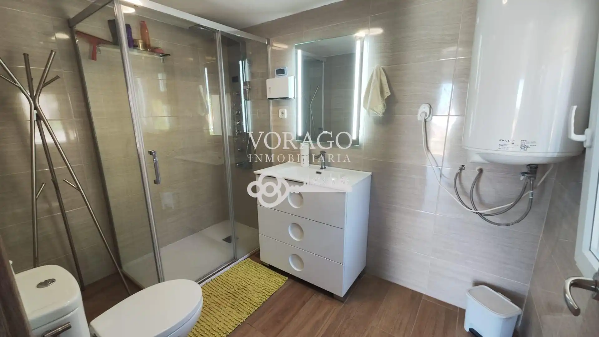 Baño de Casa o chalet en venta en Torrejón del Rey con Aire acondicionado, Calefacción y Jardín privado
