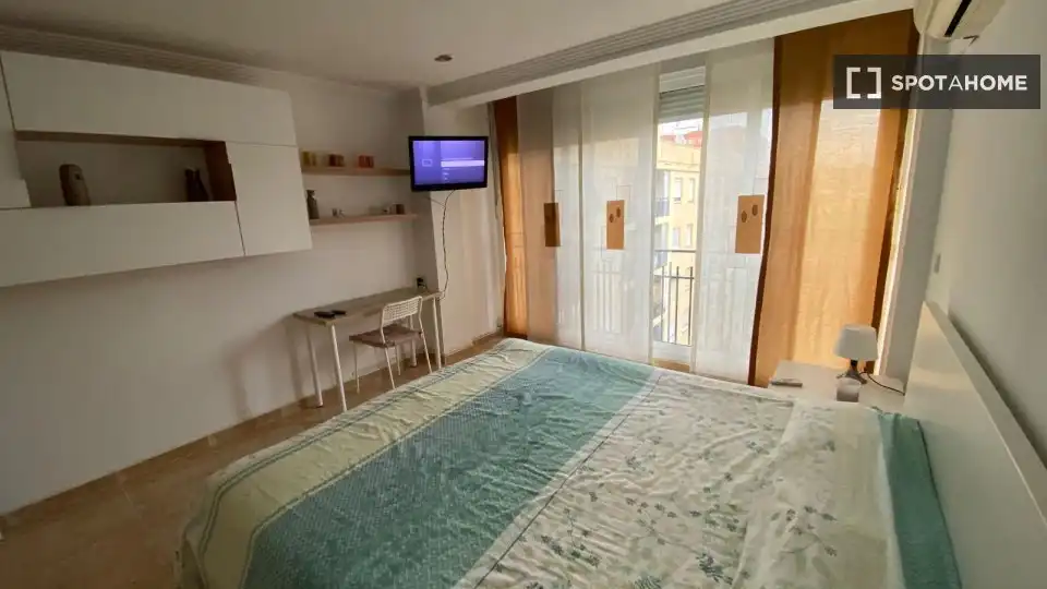 Schlafzimmer von Wohnung zur untervermieten in Valencia mit Klimaanlage, Heizung und Möbliert