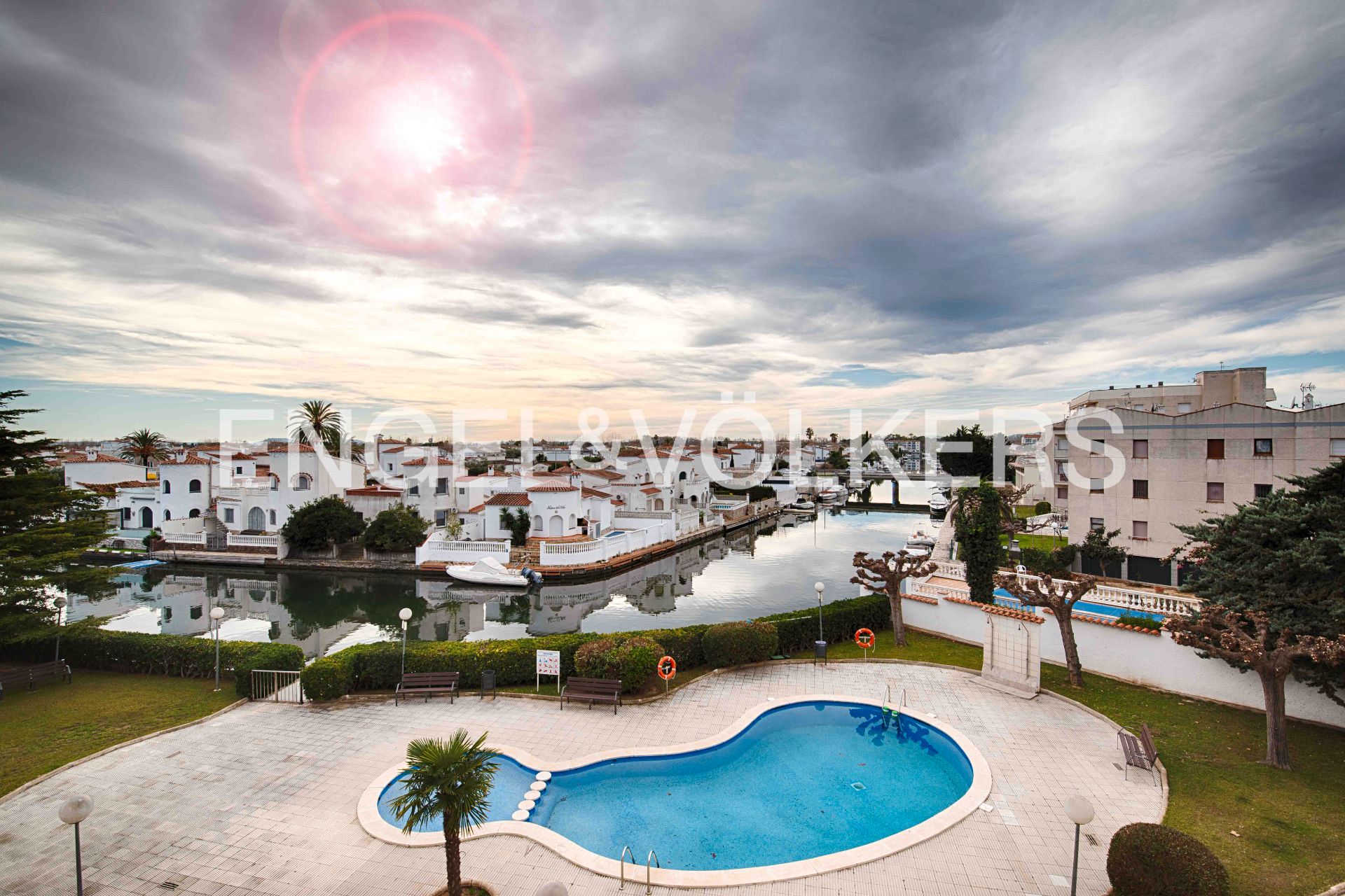 Exterior view of Flat for sale in Empuriabrava  with Air Conditioner, Furnished and Community pool