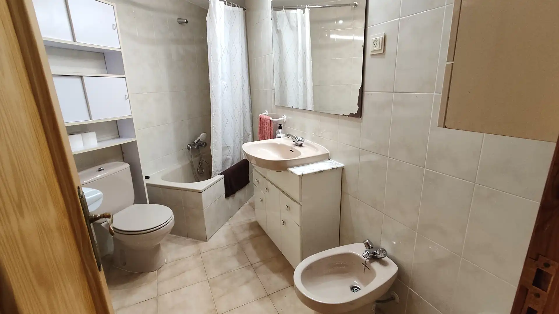 Baño de Piso en venta en Biescas con Calefacción, Terraza y Amueblado