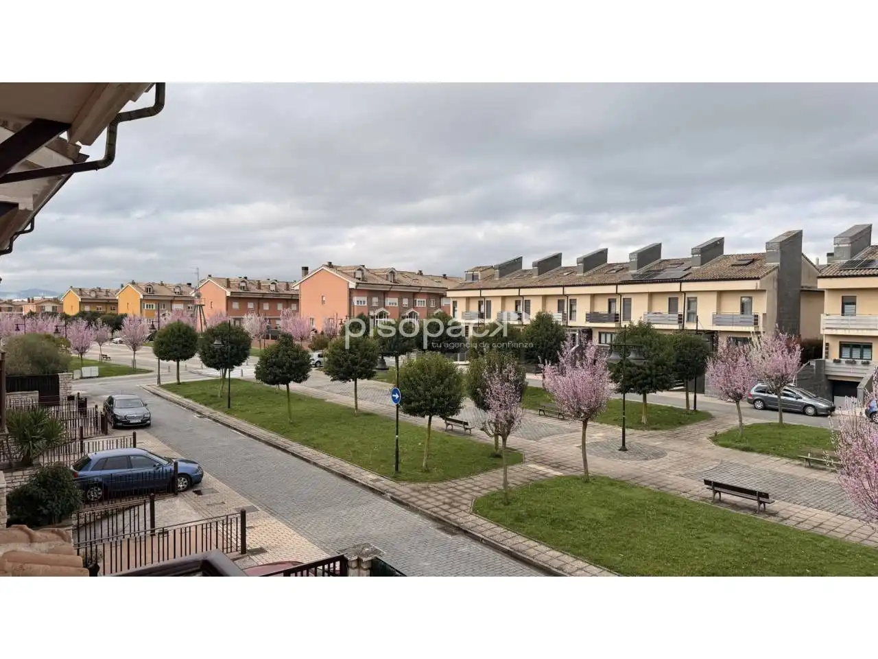 Vista exterior de Casa adosada en venta en Berrioplano / Berriobeiti con Calefacción, Jardín privado y Parquet