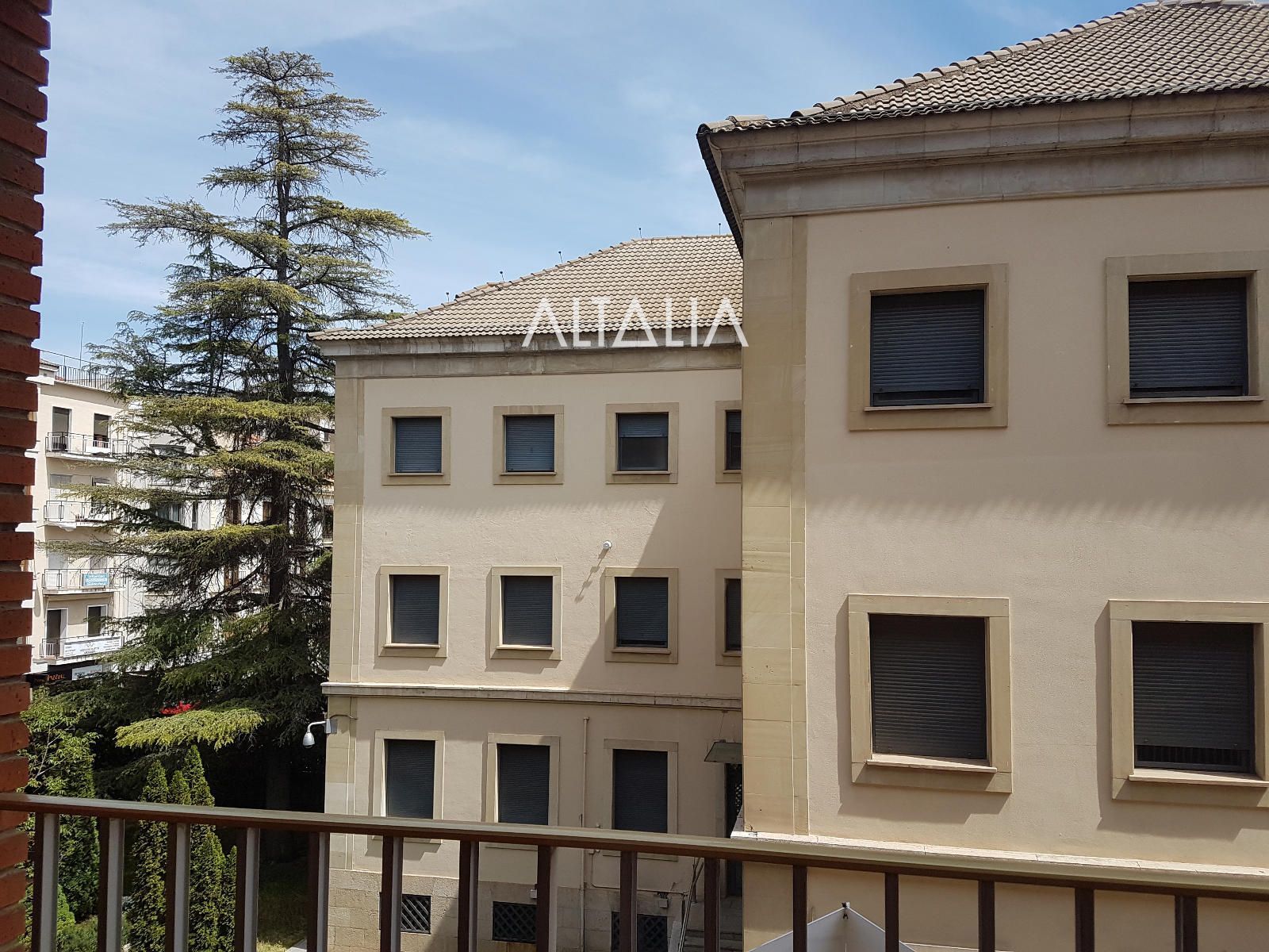 Vista exterior de Pis de lloguer en Cuenca Capital amb Calefacció, Terrassa i Moblat