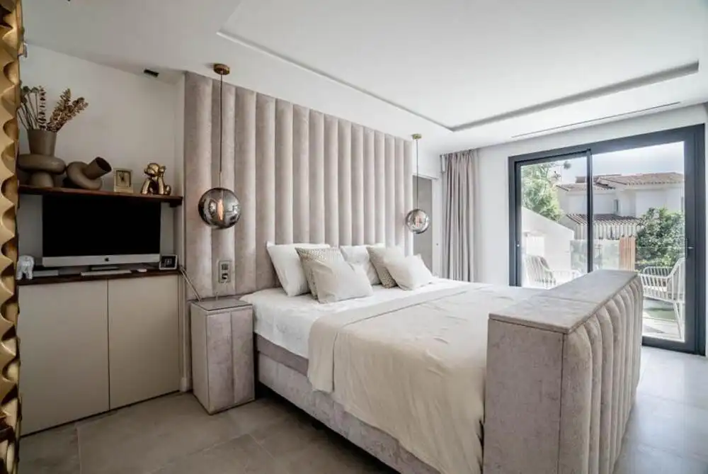 Dormitori de Casa o xalet de lloguer en Marbella amb Aire condicionat, Jardí privat i Terrassa