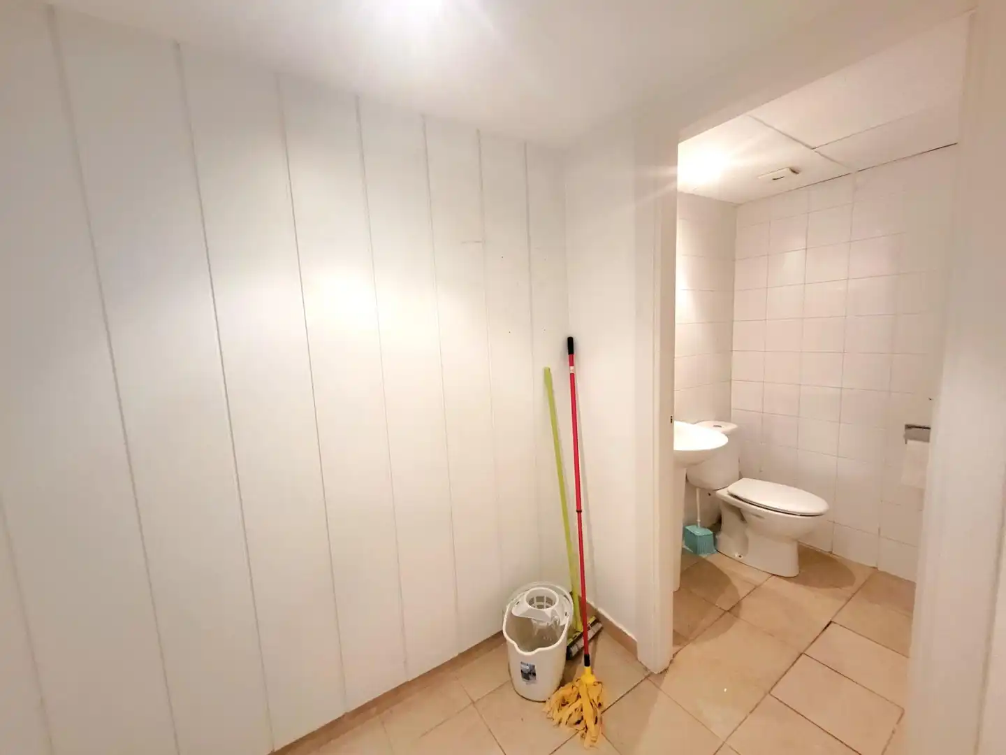 Badezimmer von Geschaftsraum zur Miete in León Capital  mit Klimaanlage