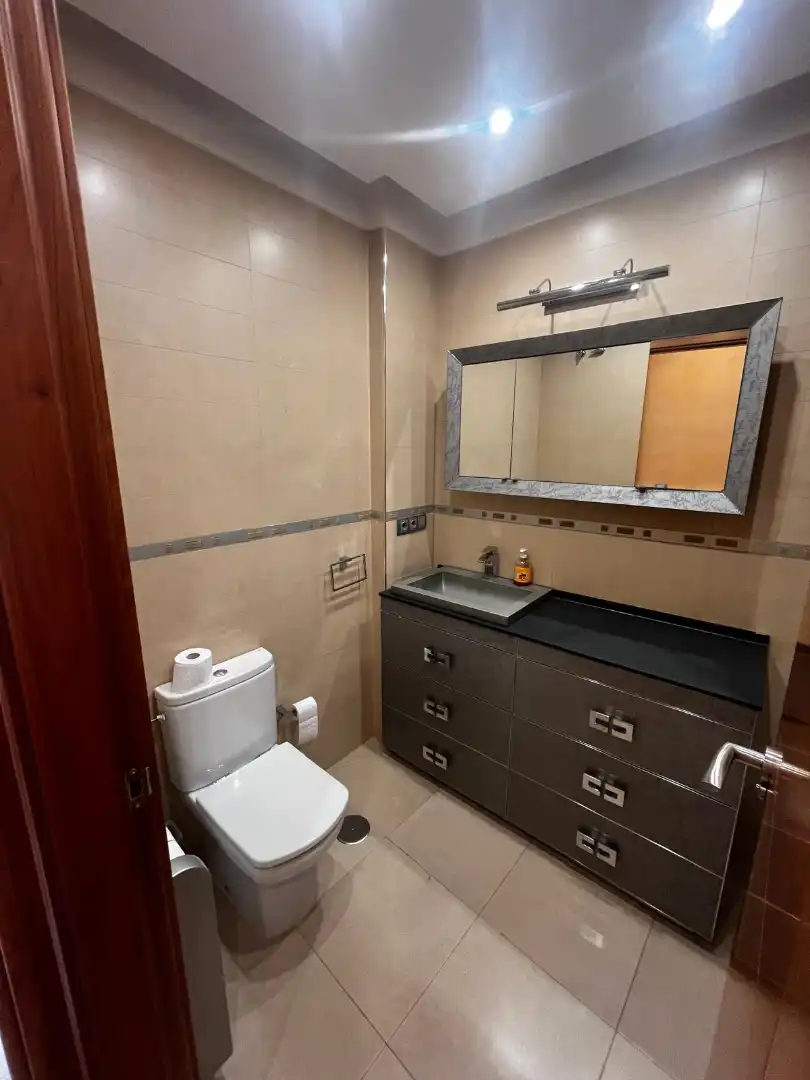 Badezimmer von Wohnung zur Miete in Granada mit Klimaanlage, Heizung und Parkett