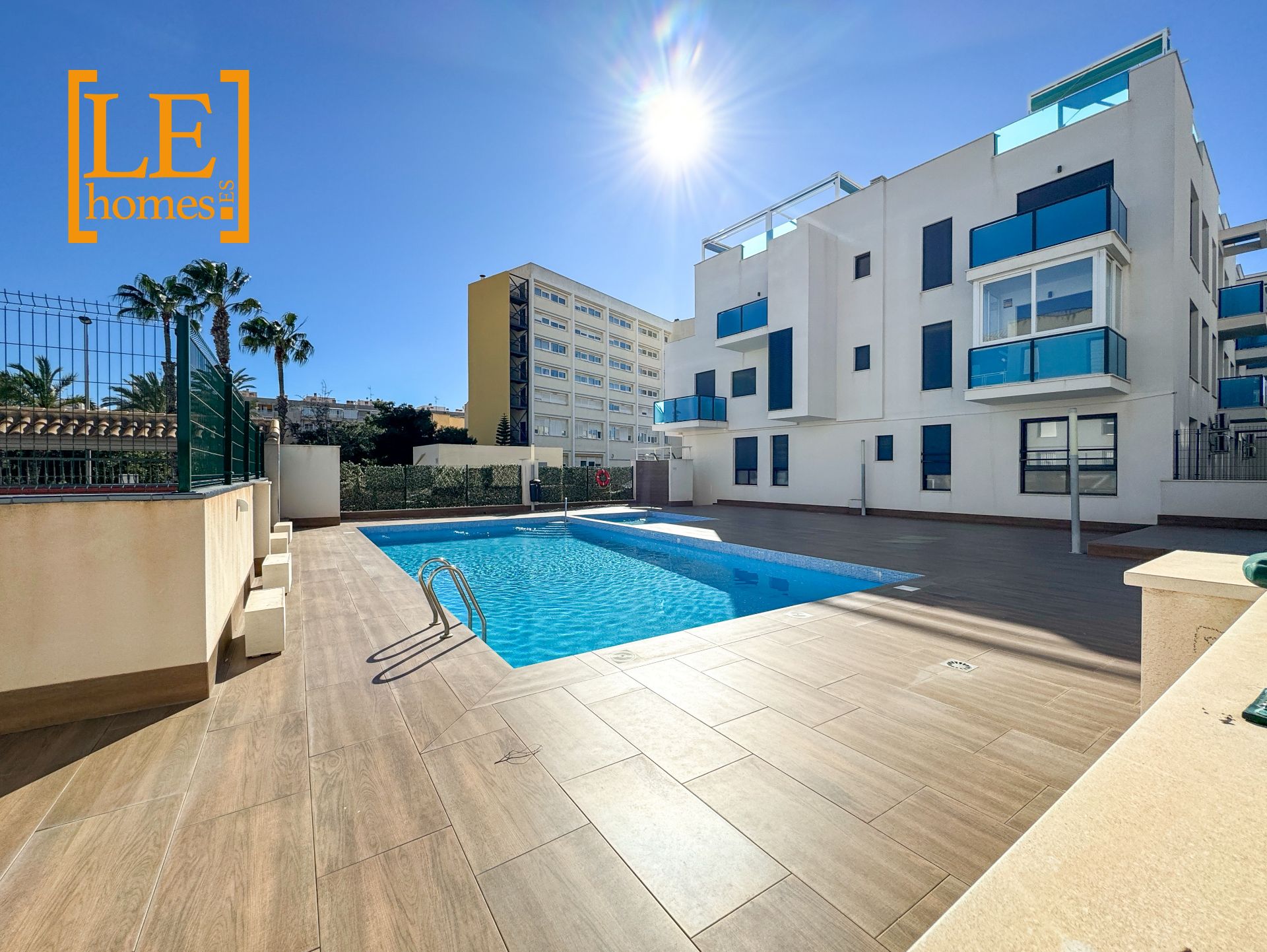 Piscina de Apartamento en venta en Torrevieja con Aire acondicionado, Calefacción y Amueblado