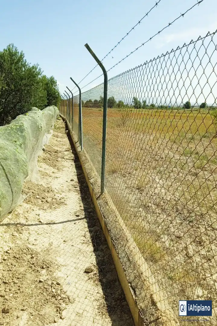 Vista exterior de Casa o xalet en venda en Baza amb Jardí privat, Piscina i Moblat