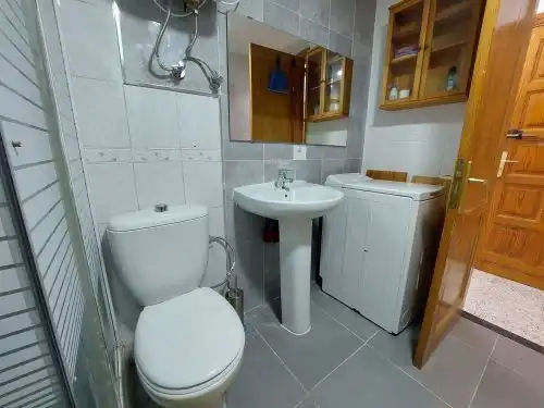 Baño de Estudio de alquiler en Las Palmas de Gran Canaria con Amueblado, Lavadora y Microondas