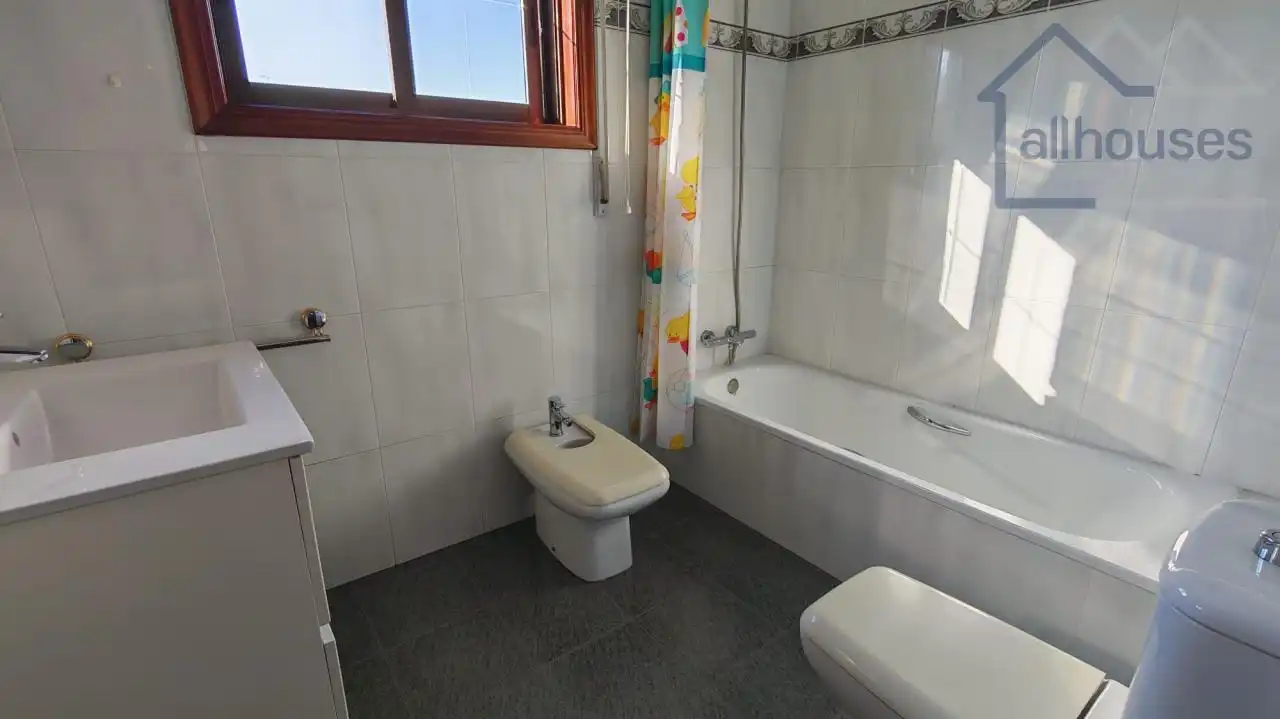 Bathroom of Houses for rent in Vigo   with Heating, Private garden and Terrace