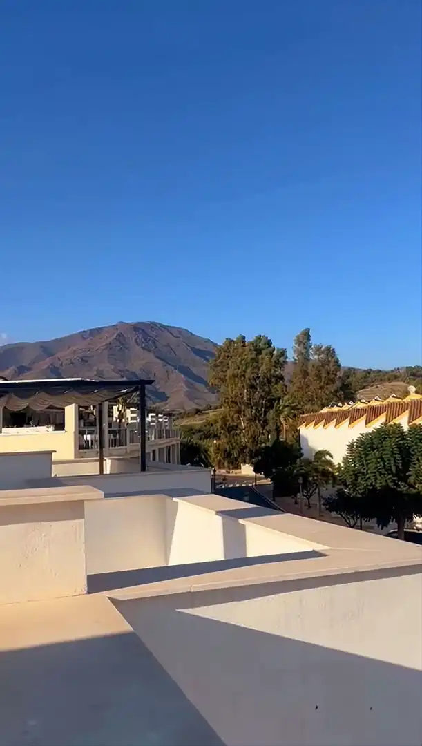 Vista exterior de Casa adosada de alquiler en Estepona con Jardín privado, Terraza y Trastero