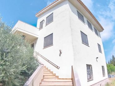 Maison rustique avec balcon à vendre à Camarles