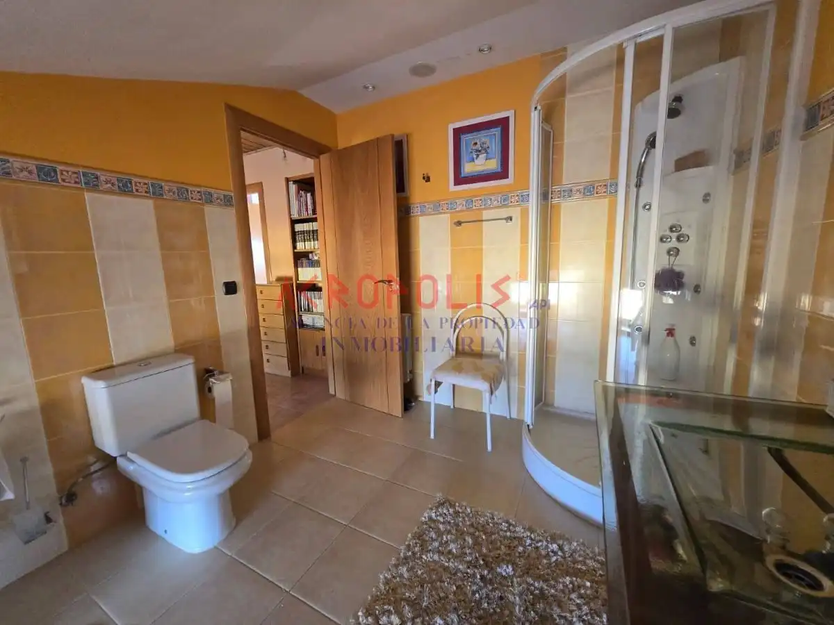 Bathroom of Houses for sale in Onzonilla  with Heating, Terrace and Storage room