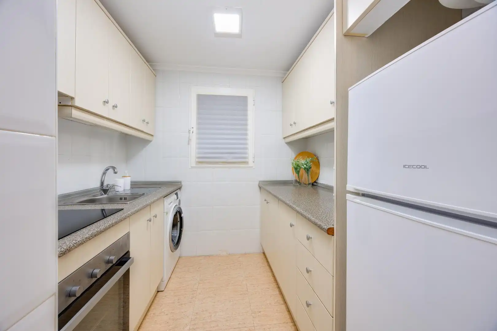 Cuina de Apartament en venda en Torrevieja amb Aire condicionat, Terrassa i Moblat