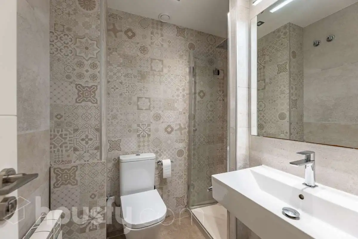 Badezimmer von Wohnung zum Verkauf in Castelldefels mit Klimaanlage, Heizung und Balkon