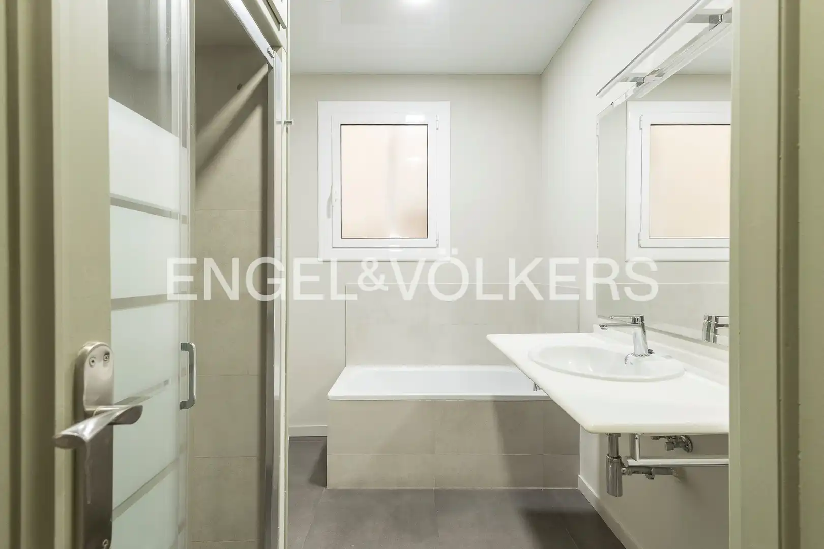 Badezimmer von Wohnung zum Verkauf in Barcelona mit Klimaanlage, Heizung und Parkett