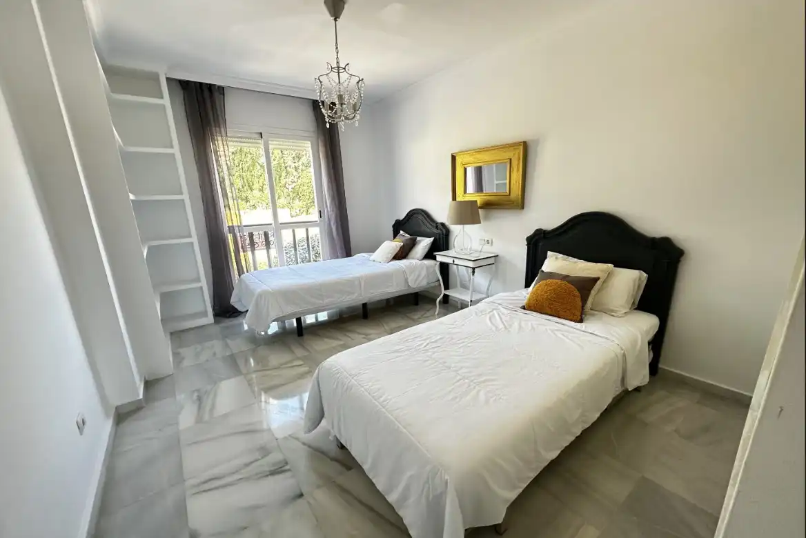 Schlafzimmer von Wohnungen zum Verkauf in Marbella mit Klimaanlage, Privatgarten und Terrasse