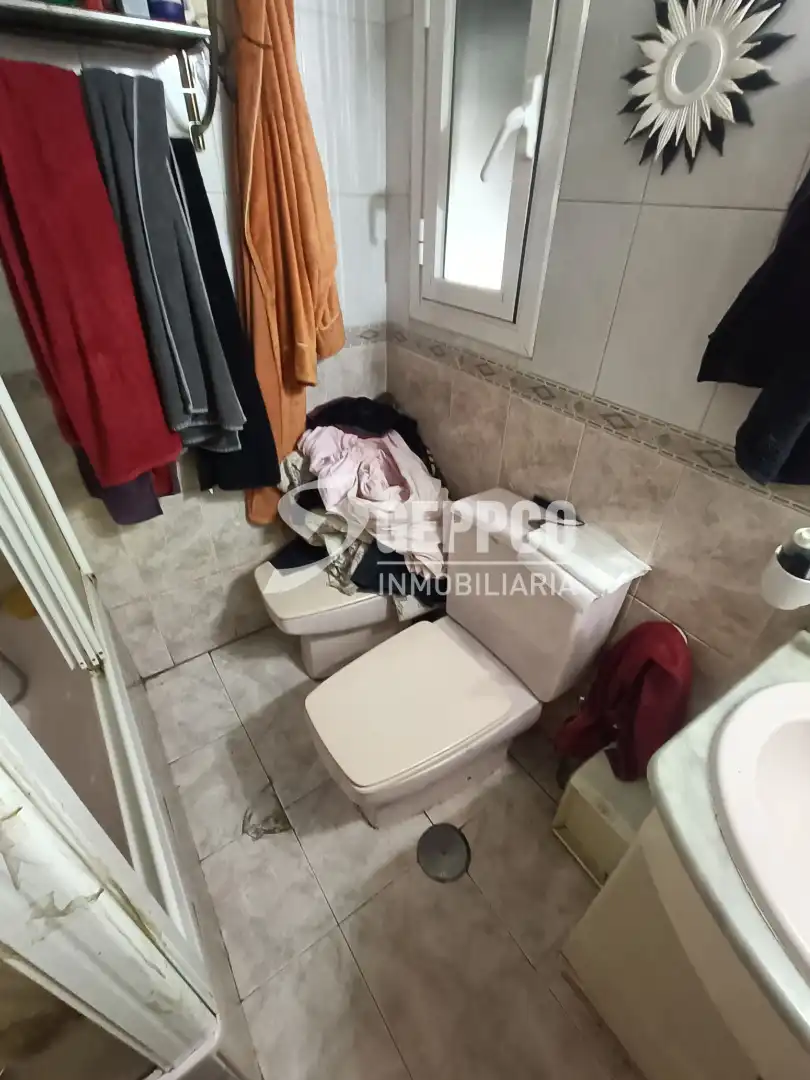 Pis en venda a Apóstol Santiago