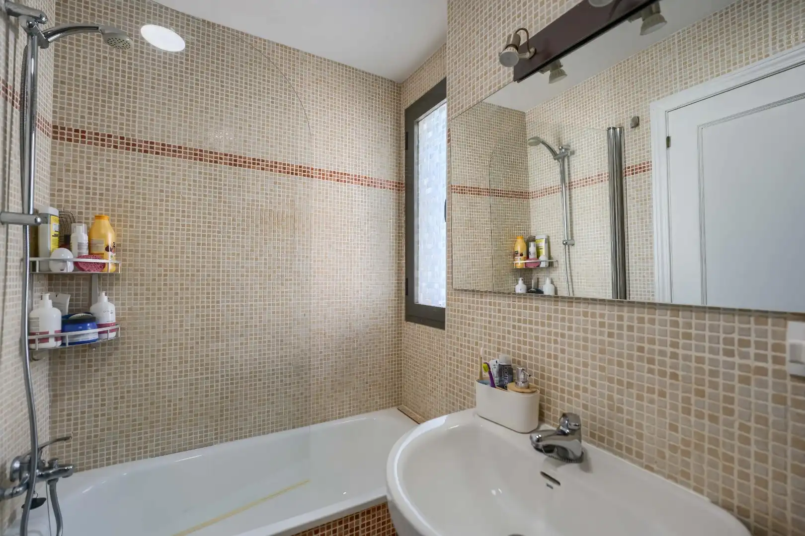 Baño de Piso en venta en Mairena del Aljarafe con Aire acondicionado, Calefacción y Jardín privado