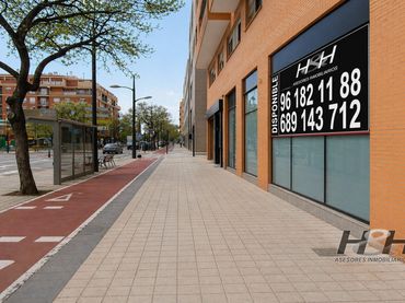 Locale commerciale in affitto a Parc Central
