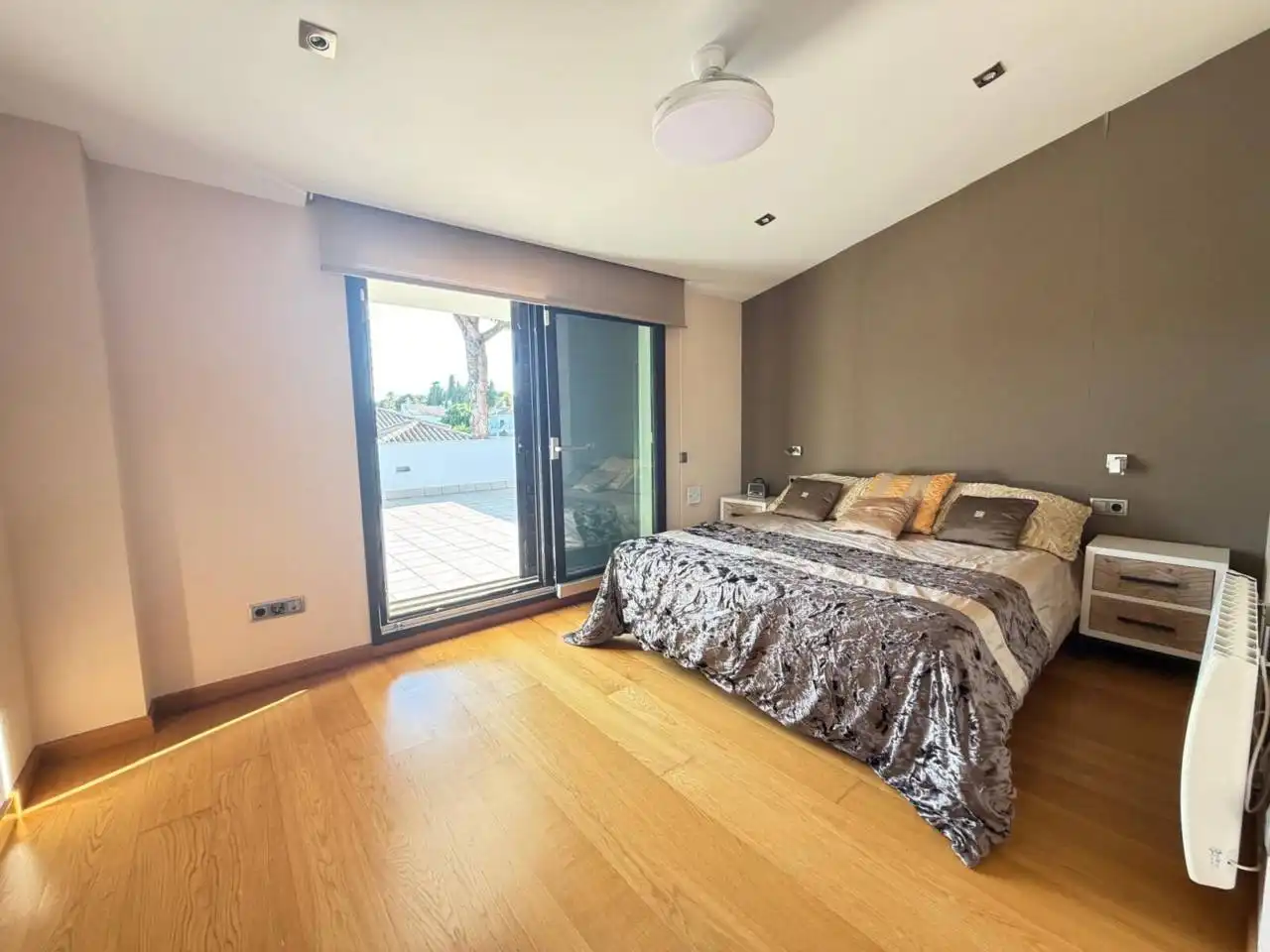 Dormitori de Casa o xalet en venda en Chiclana de la Frontera amb Aire condicionat, Jardí privat i Terrassa