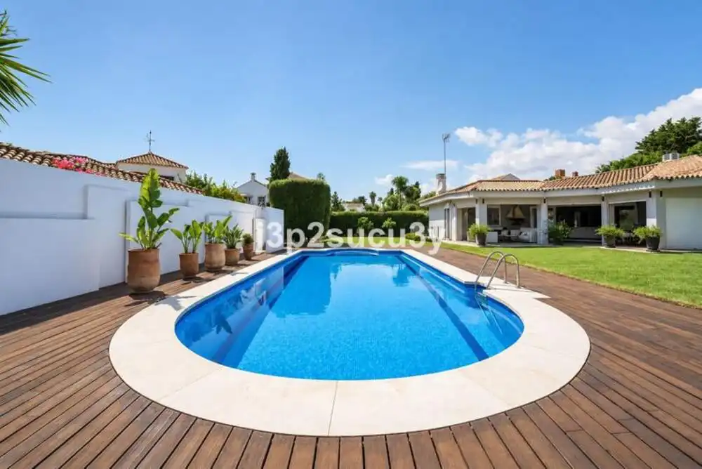 Vista exterior de Casa o xalet de lloguer en Marbella amb Aire condicionat, Jardí privat i Terrassa