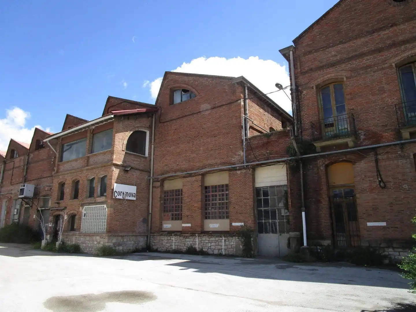 Vista exterior de Nau industrial en venda en Sabadell