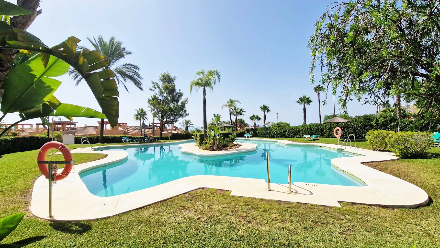 Schwimmbecken von Einfamilien-Reihenhaus zum Verkauf in Estepona mit Klimaanlage, Privatgarten und Terrasse