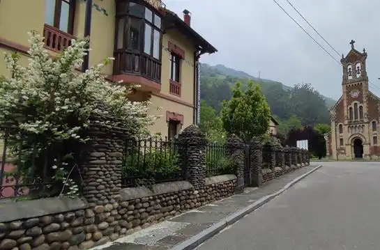 Vista exterior de Casa o xalet en venda en Mieres (Asturias) amb Calefacció, Jardí privat i Terrassa