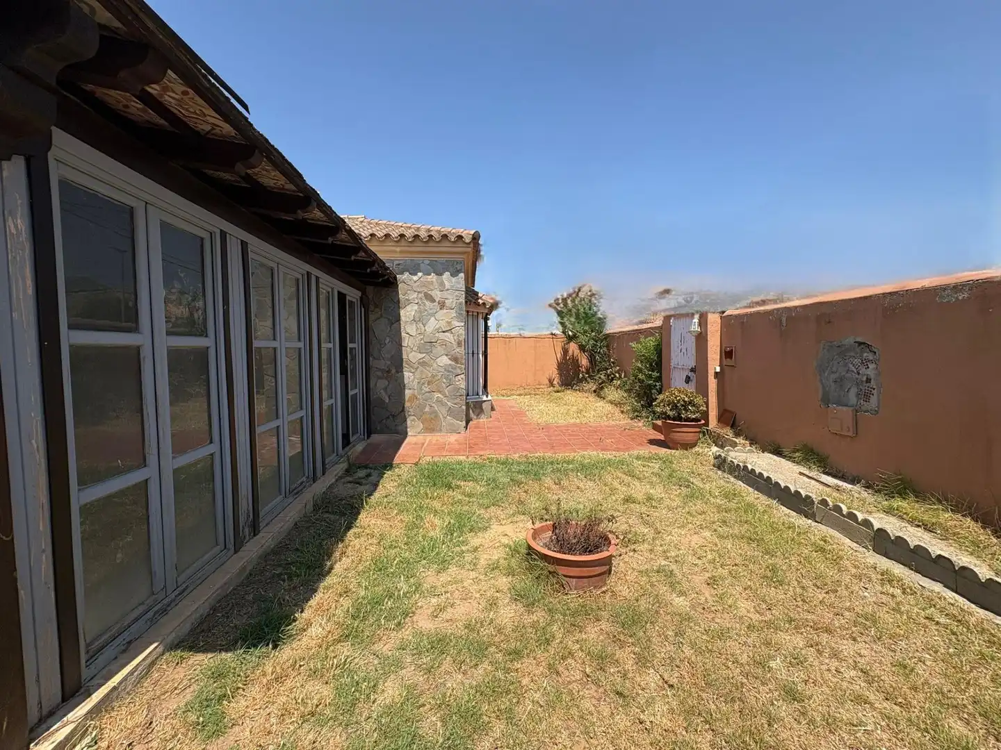 Vista exterior de Casa o xalet en venda en Chiclana de la Frontera amb Jardí privat