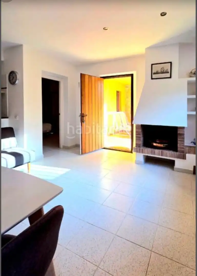 Sala de estar de Apartamento de alquiler en Regencós con Aire acondicionado, Calefacción y Jardín privado
