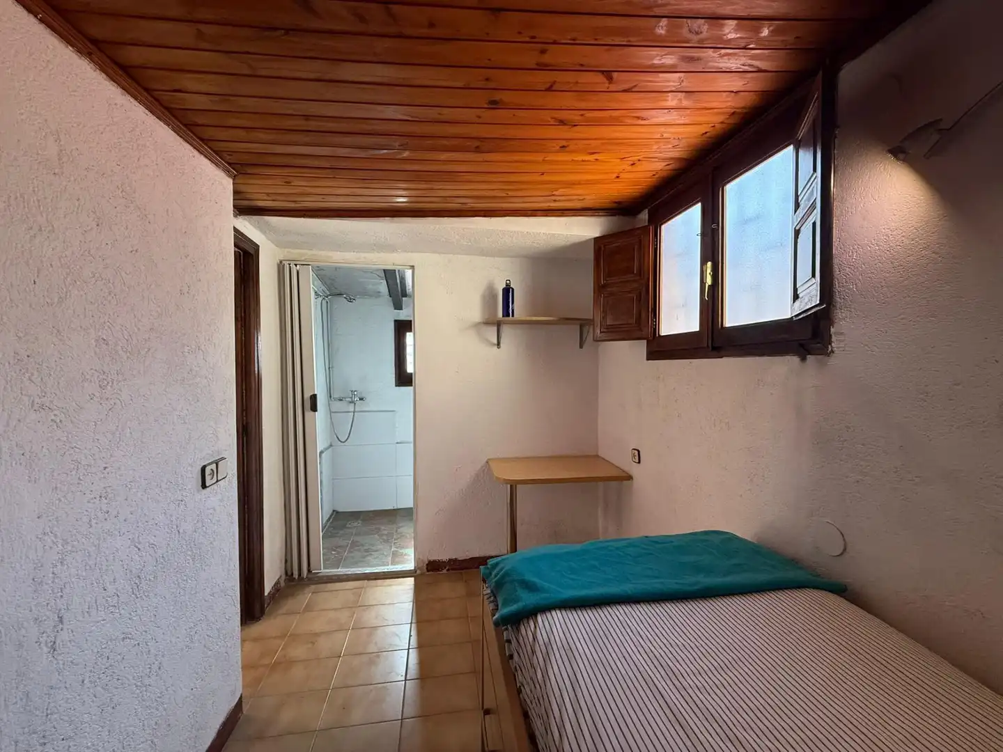 Schlafzimmer von Einfamilien-Reihenhaus zum Verkauf in Sabadell mit Terrasse, Abstellraum und Ofen