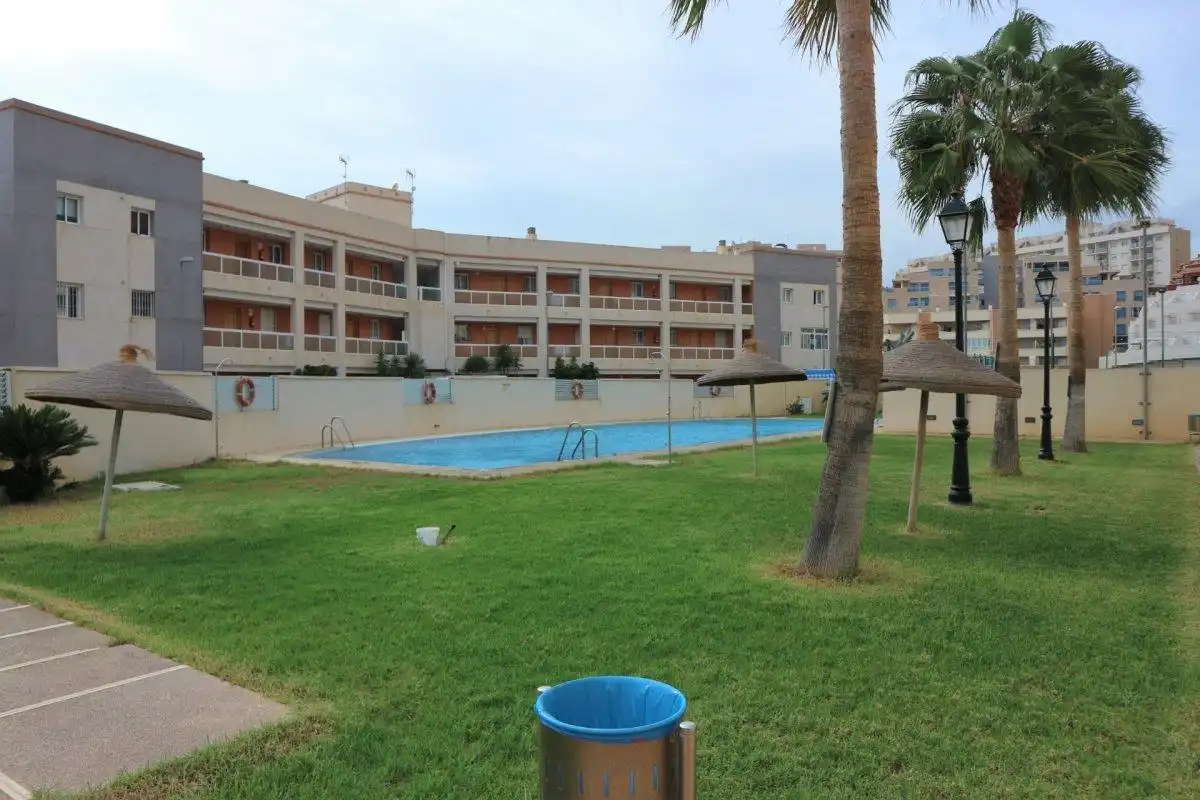 Piscina de Pis en venda en Roquetas de Mar amb Aire condicionat, Terrassa i Piscina comunitària