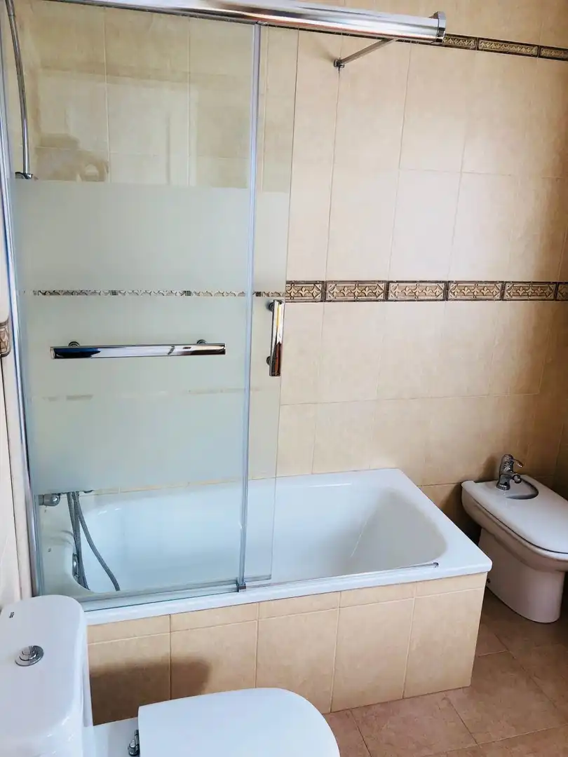 Bany de Casa o xalet en venda en Antequera amb Aire condicionat, Calefacció i Jardí privat