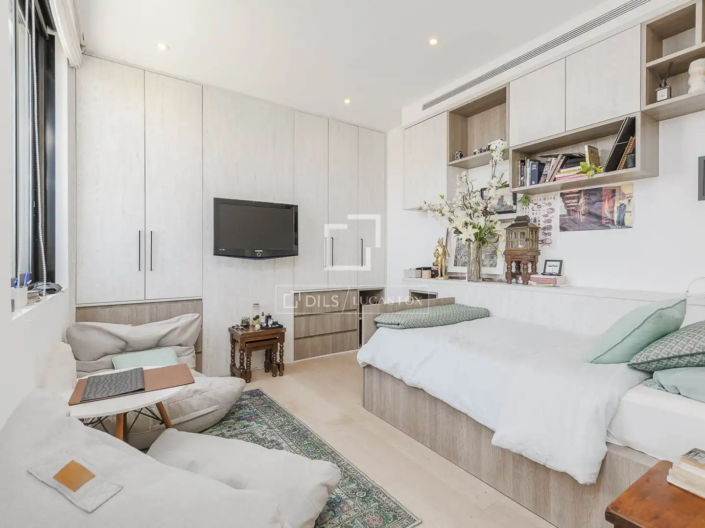 Schlafzimmer von Dachboden zum Verkauf in Martorell mit Klimaanlage, Terrasse und Schwimmbad