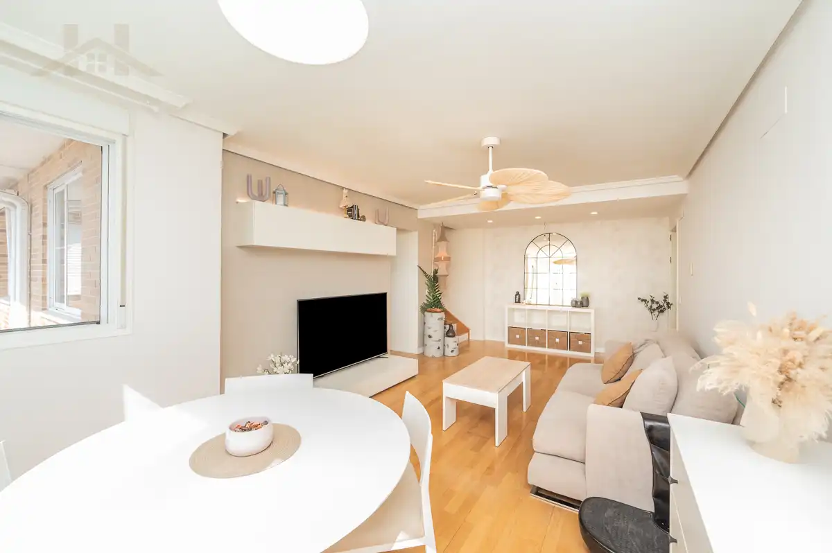 Sala de estar de Dúplex en venta en Arroyomolinos (Madrid) con Aire acondicionado, Calefacción y Terraza