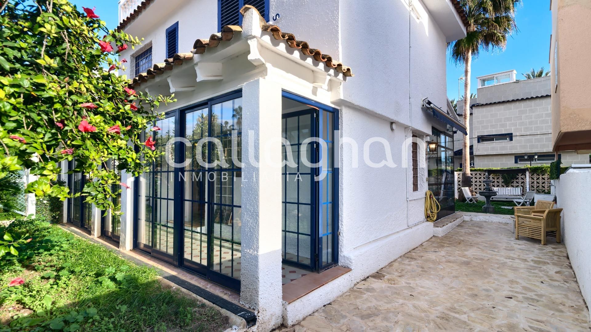 Vista exterior de Casa o xalet en venda en La Pobla de Farnals amb Aire condicionat, Calefacció i Jardí privat