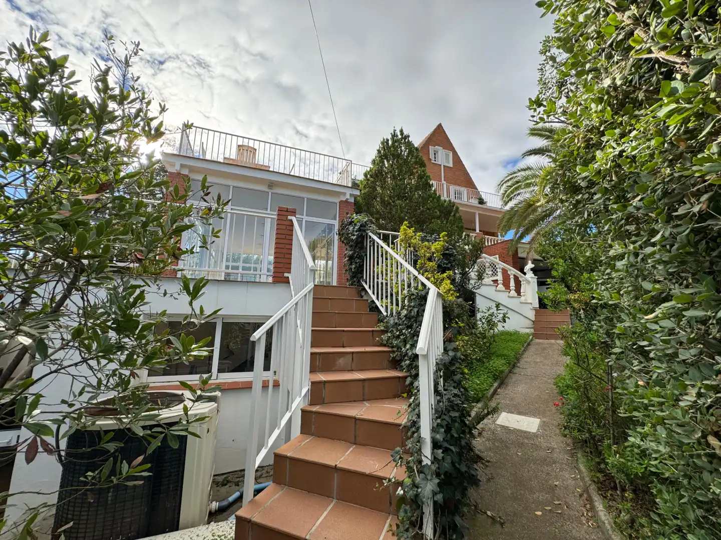 Vista exterior de Casa o xalet en venda en Alhaurín de la Torre amb Aire condicionat, Calefacció i Jardí privat