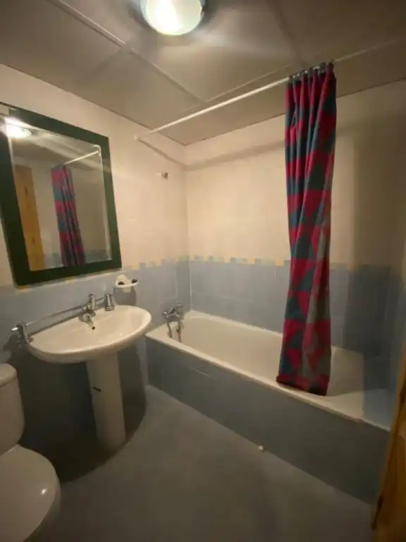 Baño de Apartamento de alquiler en Armilla con Calefacción y Piscina comunitaria