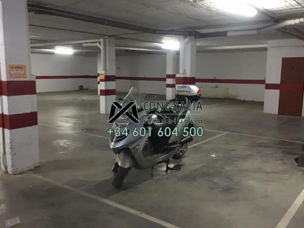 Parkplatz von Garage zum Verkauf in Olvera