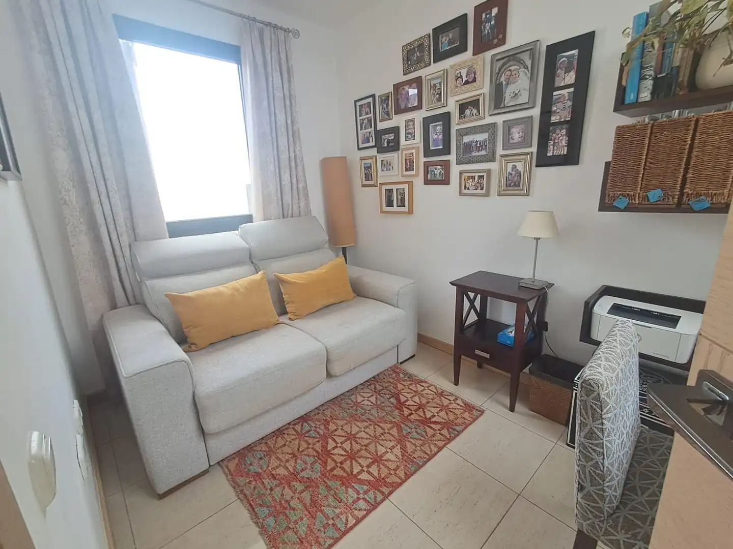 Sala d'estar de Casa adosada en venda en Granadilla de Abona amb Jardí privat, Terrassa i Moblat