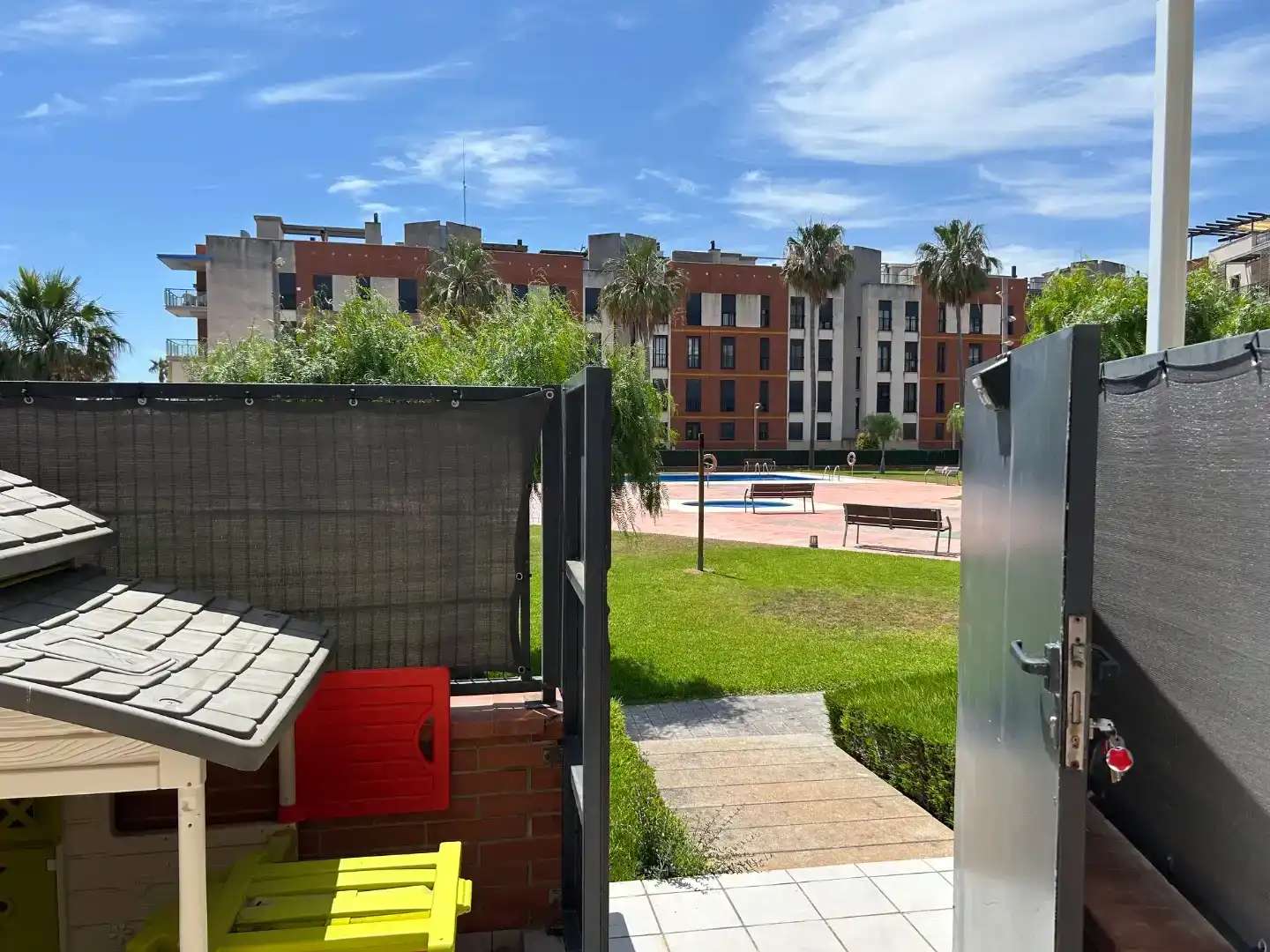 Außenansicht von Wohnung zur Miete in Cubelles mit Klimaanlage und Schwimmbad