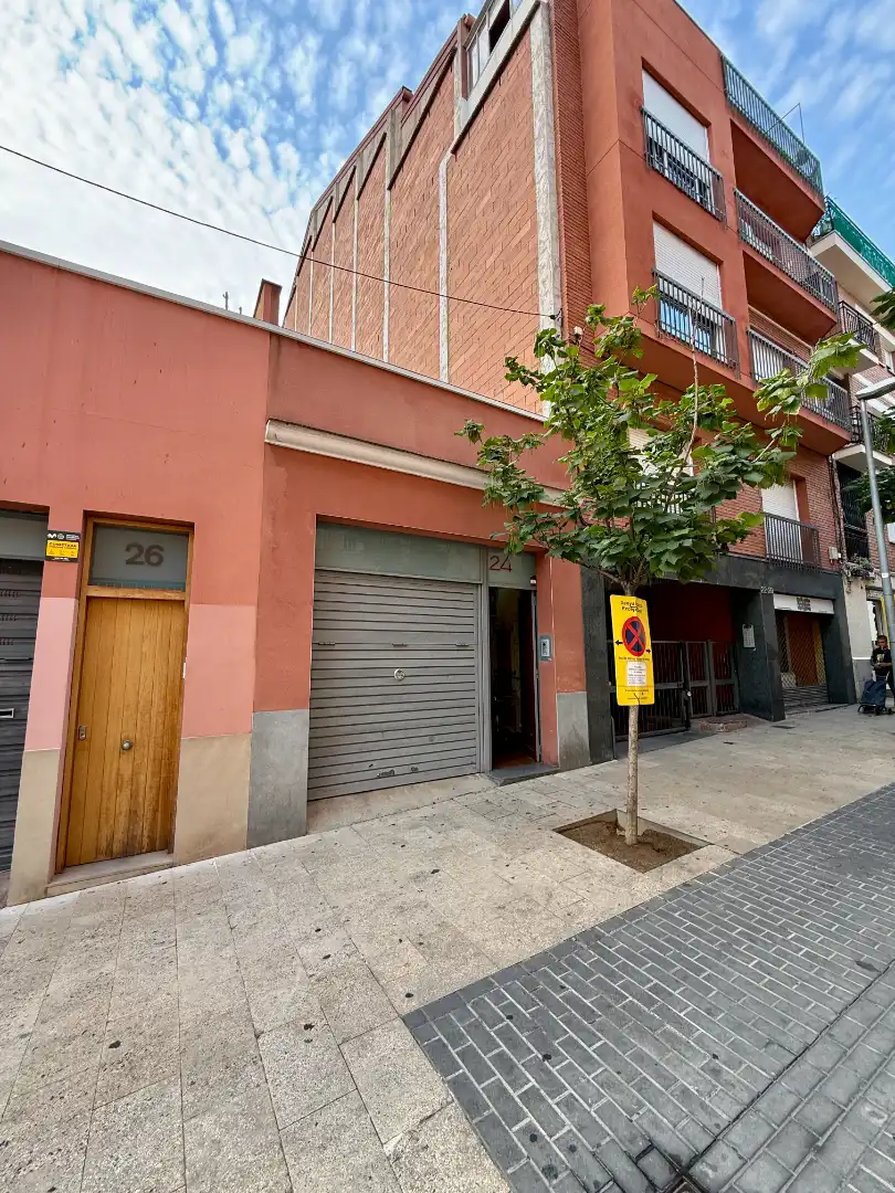 Vista exterior de Casa adosada en venda en Barcelona amb Aire condicionat, Calefacció i Jardí privat