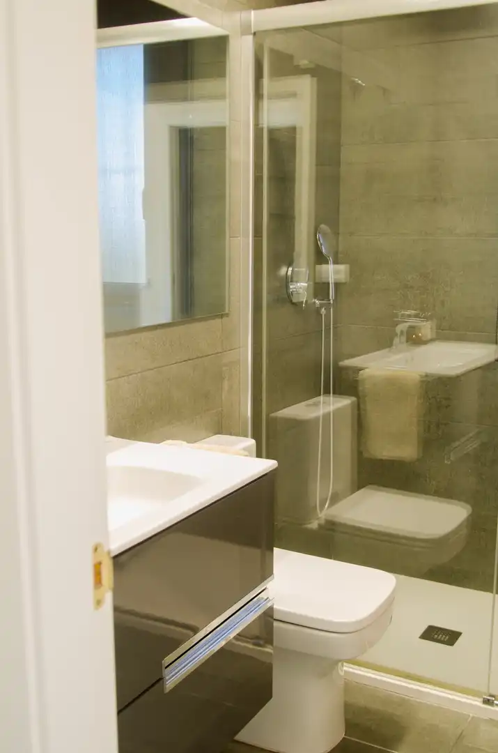 Badezimmer von Einfamilien-Reihenhaus zum Verkauf in La Pobla de Vallbona mit Klimaanlage, Heizung und Privatgarten